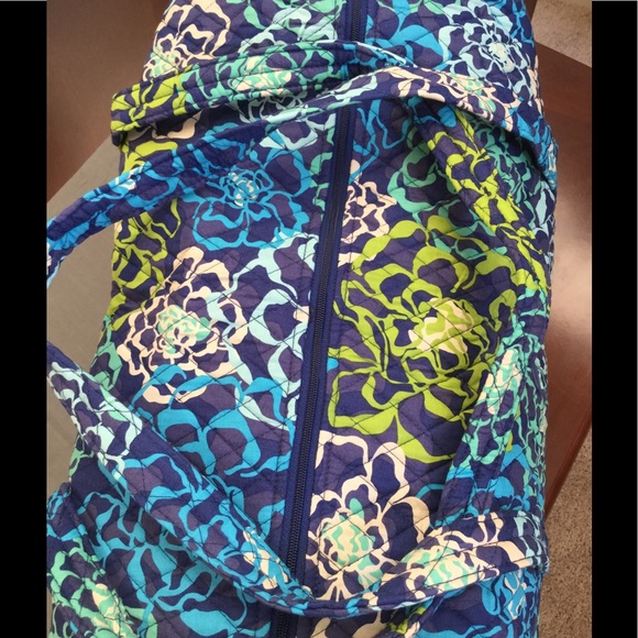 NWT VERA BRADLEY LARGE DUFFEL - Picture 3 of 4