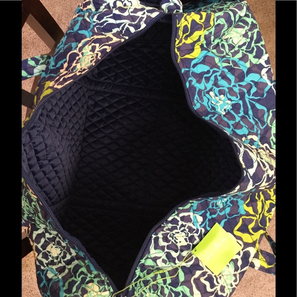 NWT VERA BRADLEY LARGE DUFFEL - Picture 4 of 4