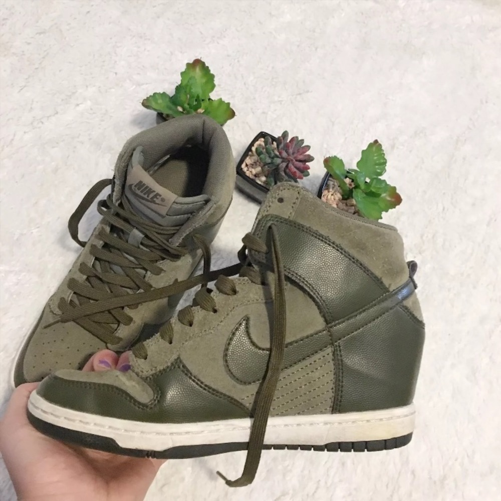 Nike Women's dunk sky high size 7