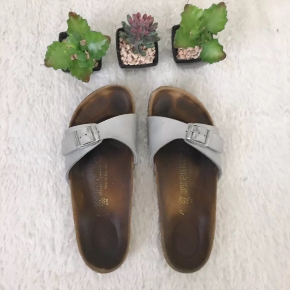 Silver one strap Birkenstocks size 37 L6