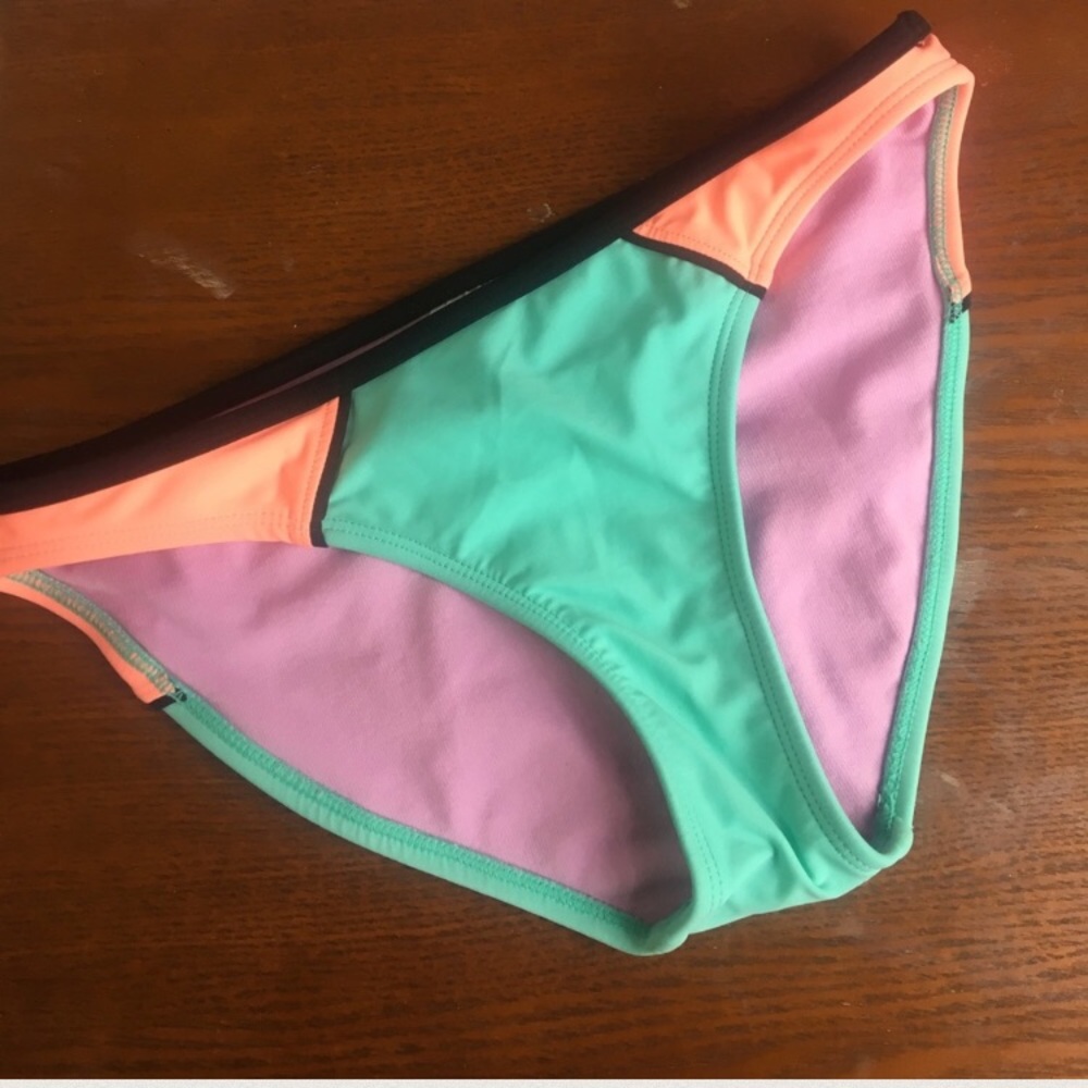 Cute swim bottoms !
