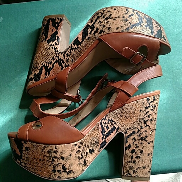 levity Shoes - Platform tan sandals