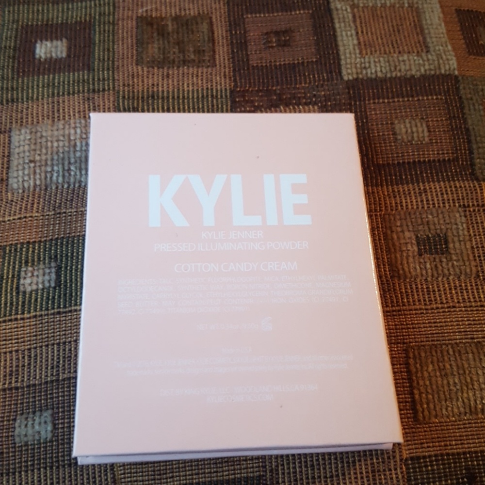 Kylie highlighter cotton candy cream cracked
