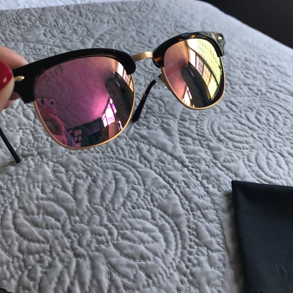 SOLD OUT ON SITE DIFF Eyewear - Pink Mirror Barry