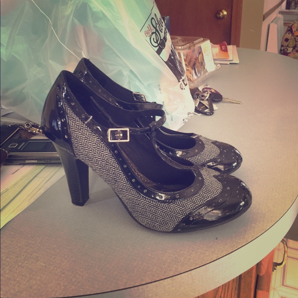 T-strap herringbone pumps!