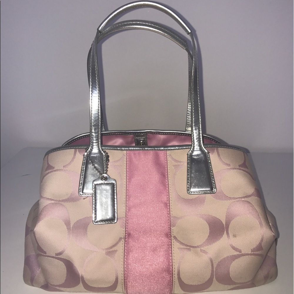 ⚜️Pink Coach 👛 with built in coin purse.⚜️