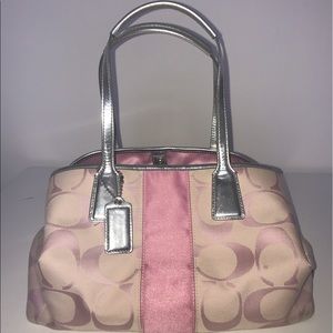 ⚜️Pink Coach 👛 with built in coin purse.⚜️