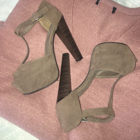 Shoes - Light brown open toe heels