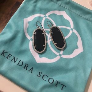 Elle silver earring in black