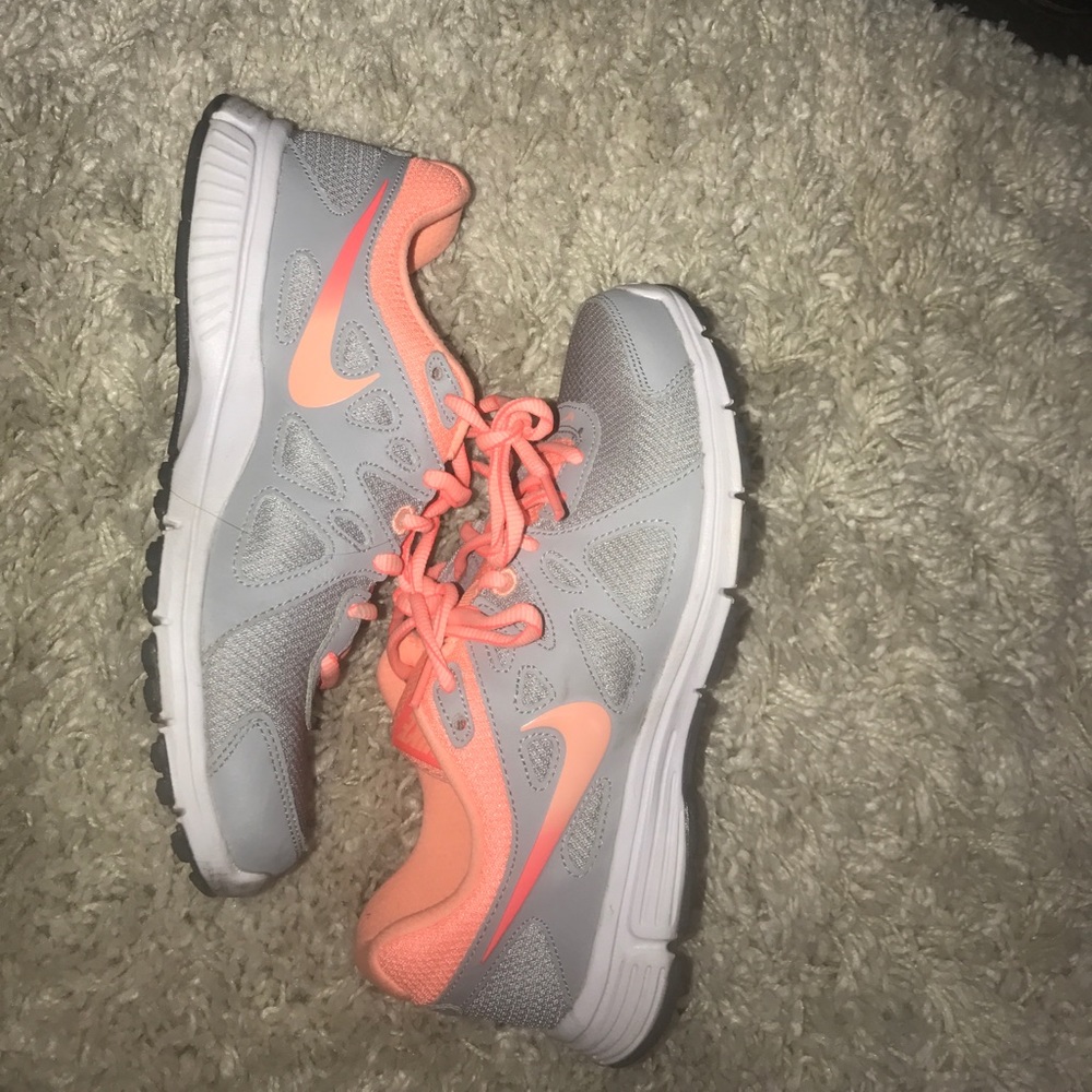 BRAND NEW NIKE SNEAKERS!