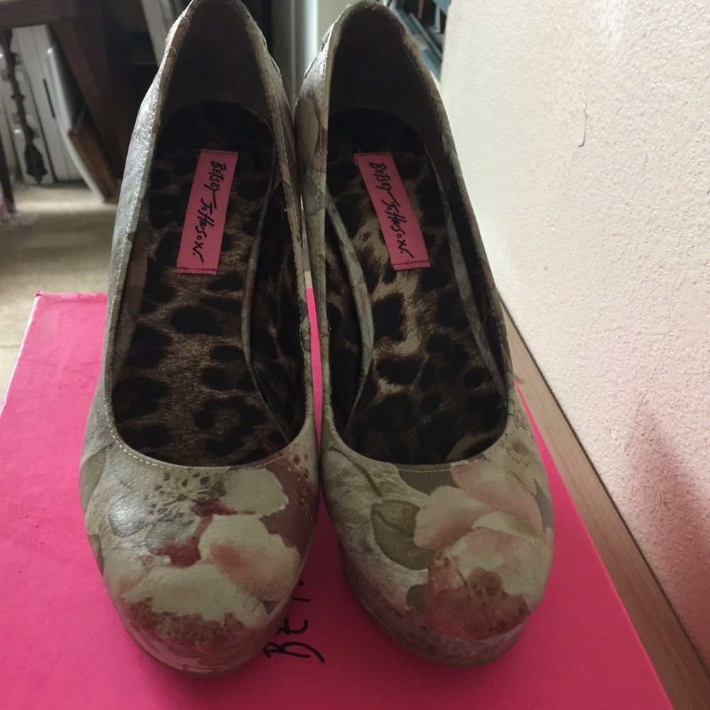 Betsey Johnson floral corsett wedges size 6