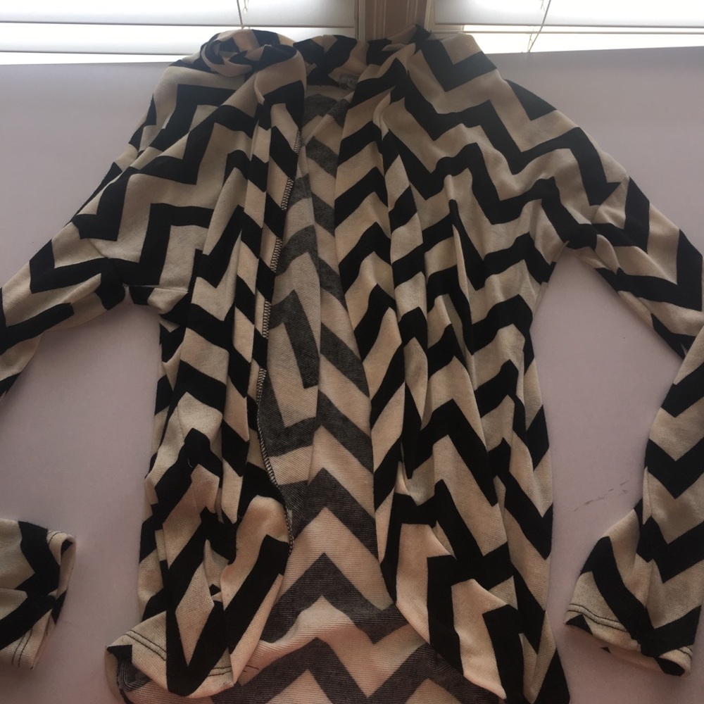 Black and white chevron cardigan⚫️⚪️