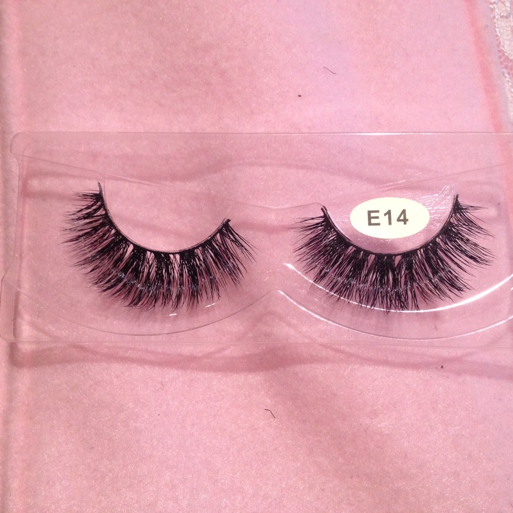 100% Mink Lashes and red lip combo! - Picture 4 of 4