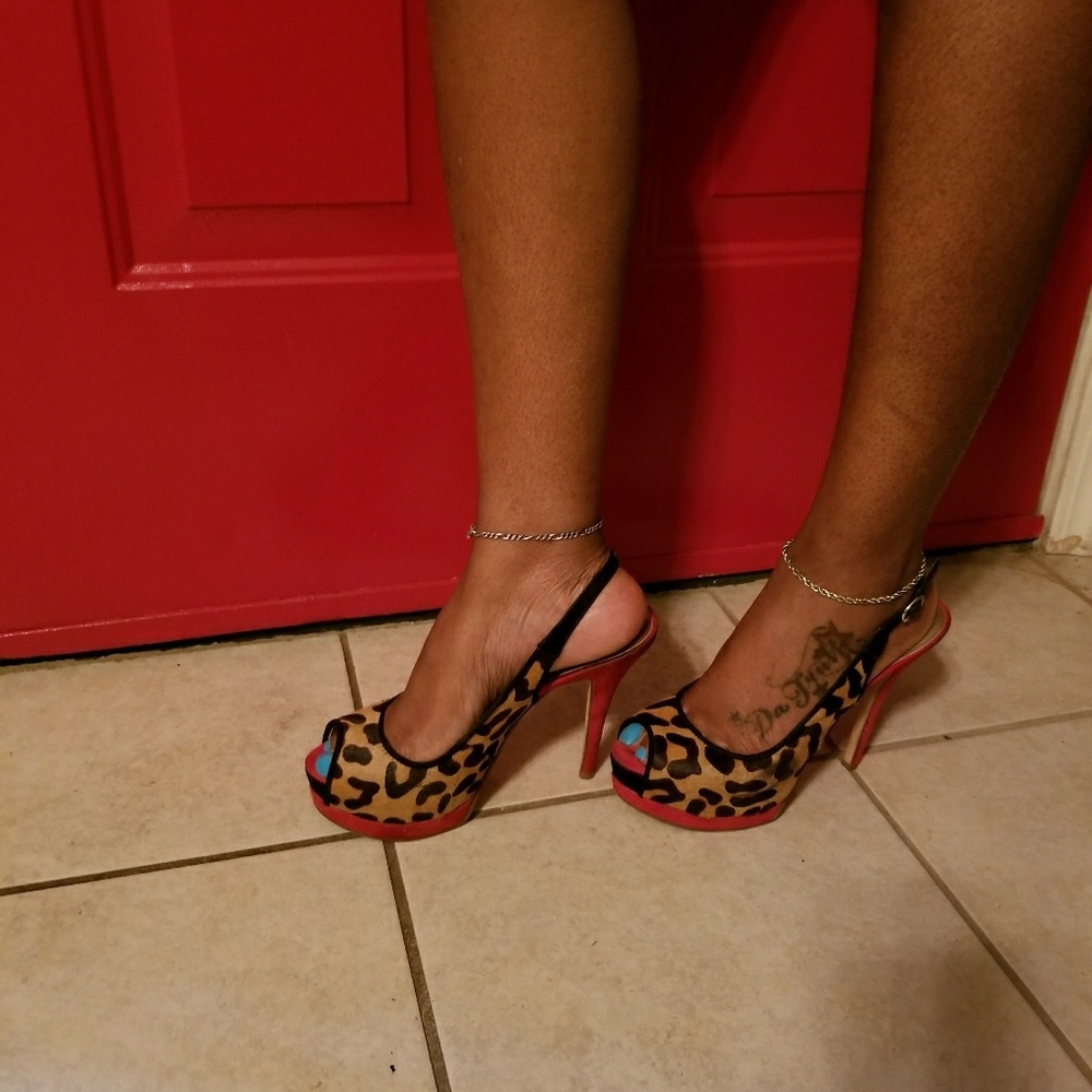 Guess Size 6.5 Leopard Print W/ Red Trim Too Sexy - image 6