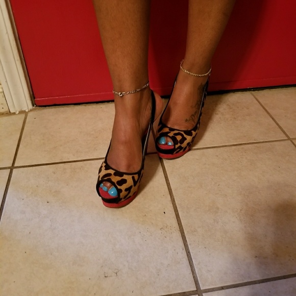 Guess Size 6.5 Leopard print w/ Red Trim Too Sexy - Picture 2 of 8