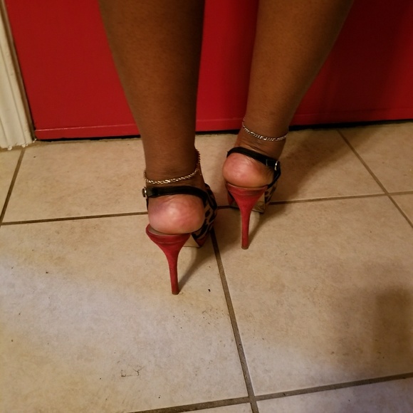 Guess Size 6.5 Leopard print w/ Red Trim Too Sexy - Picture 4 of 8