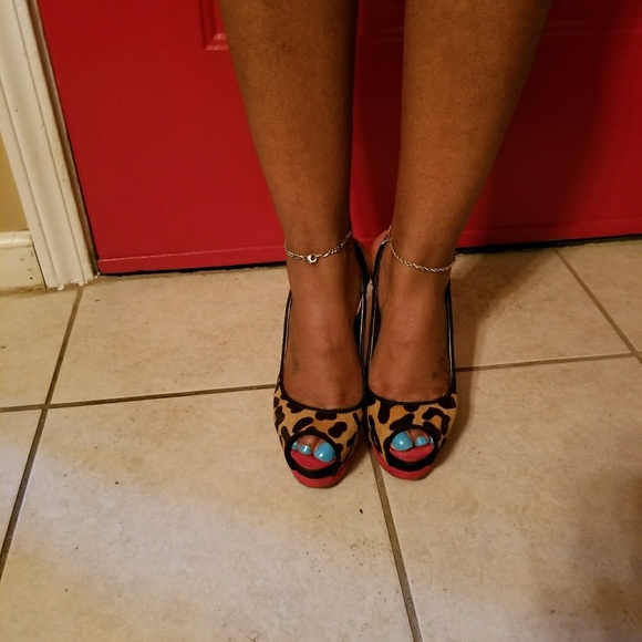 Guess Size 6.5 Leopard print w/ Red Trim Too Sexy - Picture 5 of 8