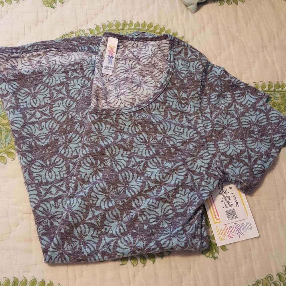 NWT Lularoe Classic T small