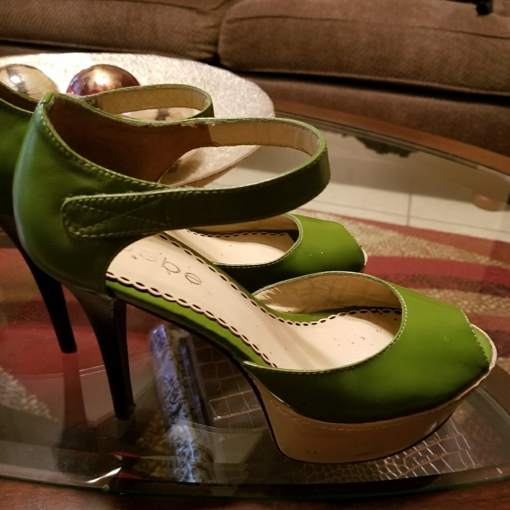 Bebe size 7 Green & Tan Sexy Platform Heels