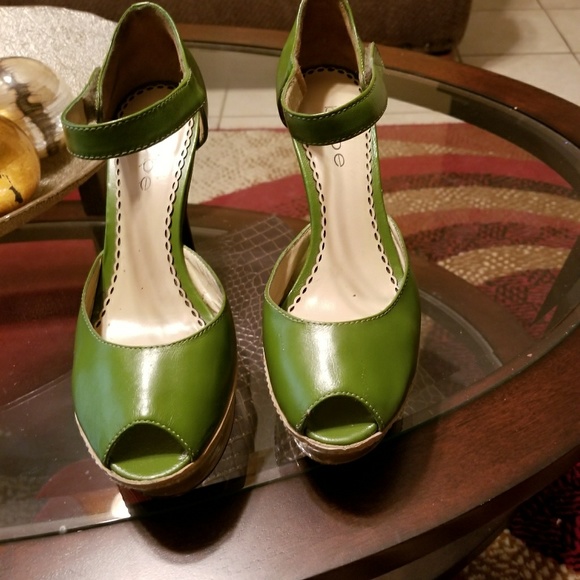 Bebe size 7 Green & Tan Sexy Platform Heels - Picture 3 of 8