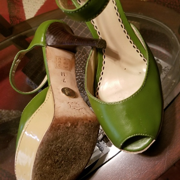 Bebe size 7 Green & Tan Sexy Platform Heels - Picture 4 of 8