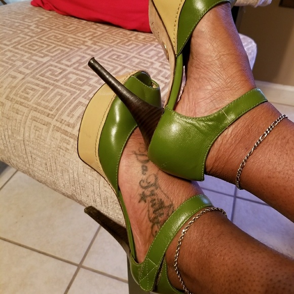 Bebe size 7 Green & Tan Sexy Platform Heels - Picture 7 of 8