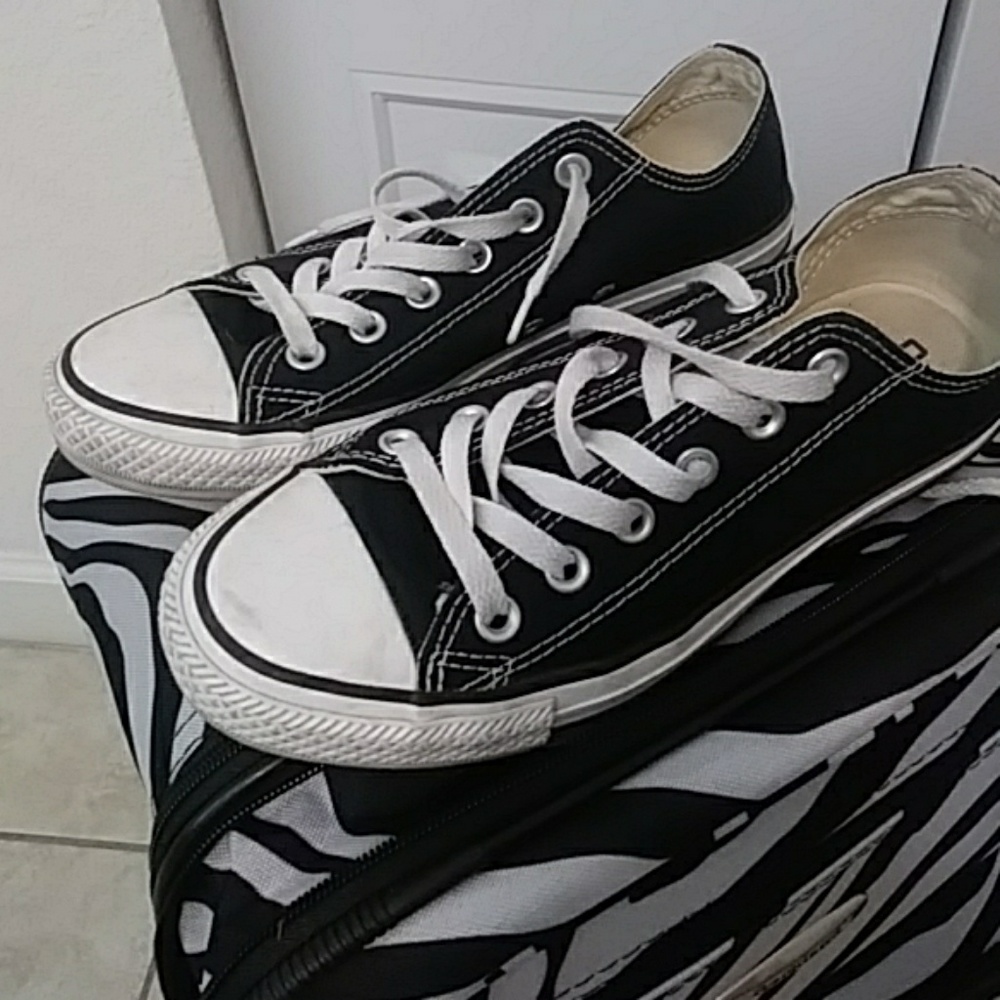 Black low top converse