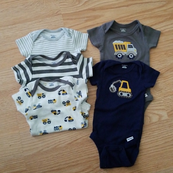 Other - 5 pc Gerber onesies bundle!