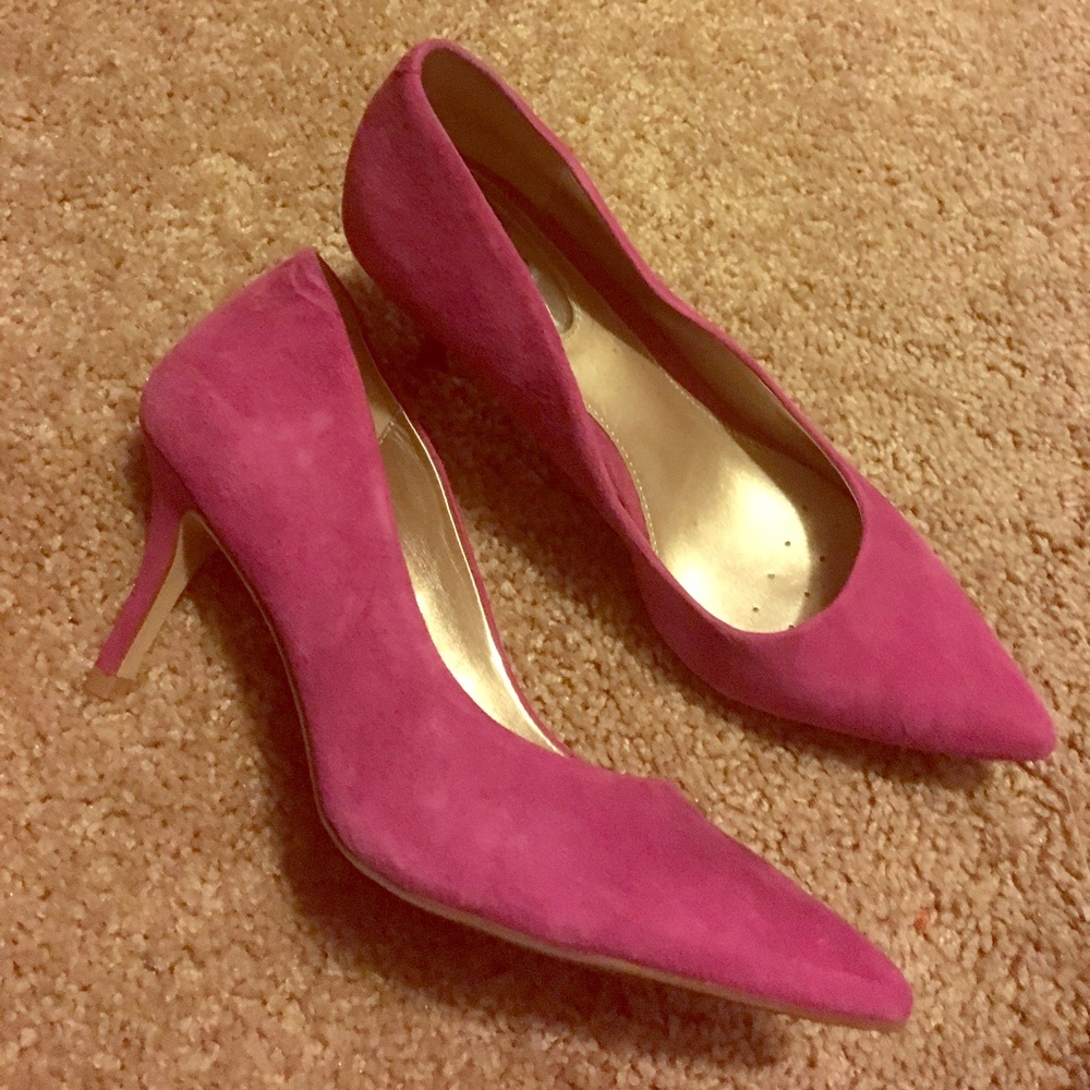 Fuschia alfani suede pumps