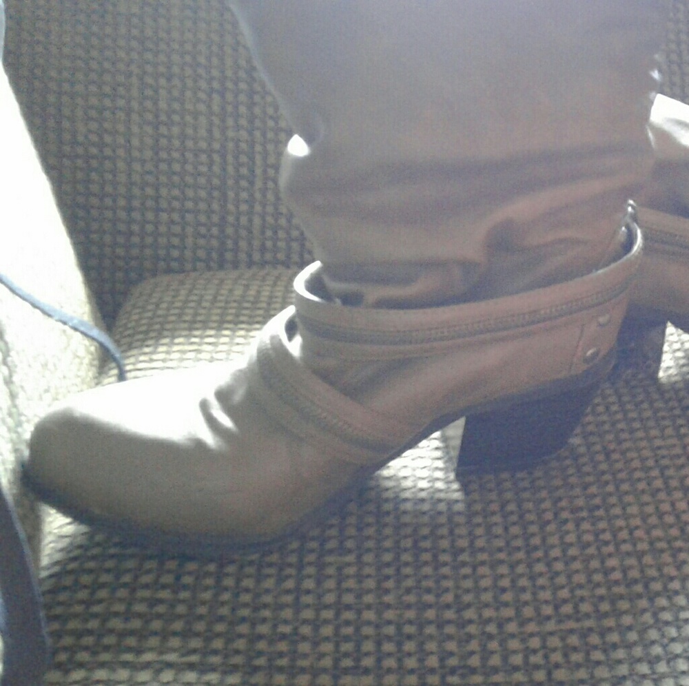 Heel booties. - Picture 2 of 2