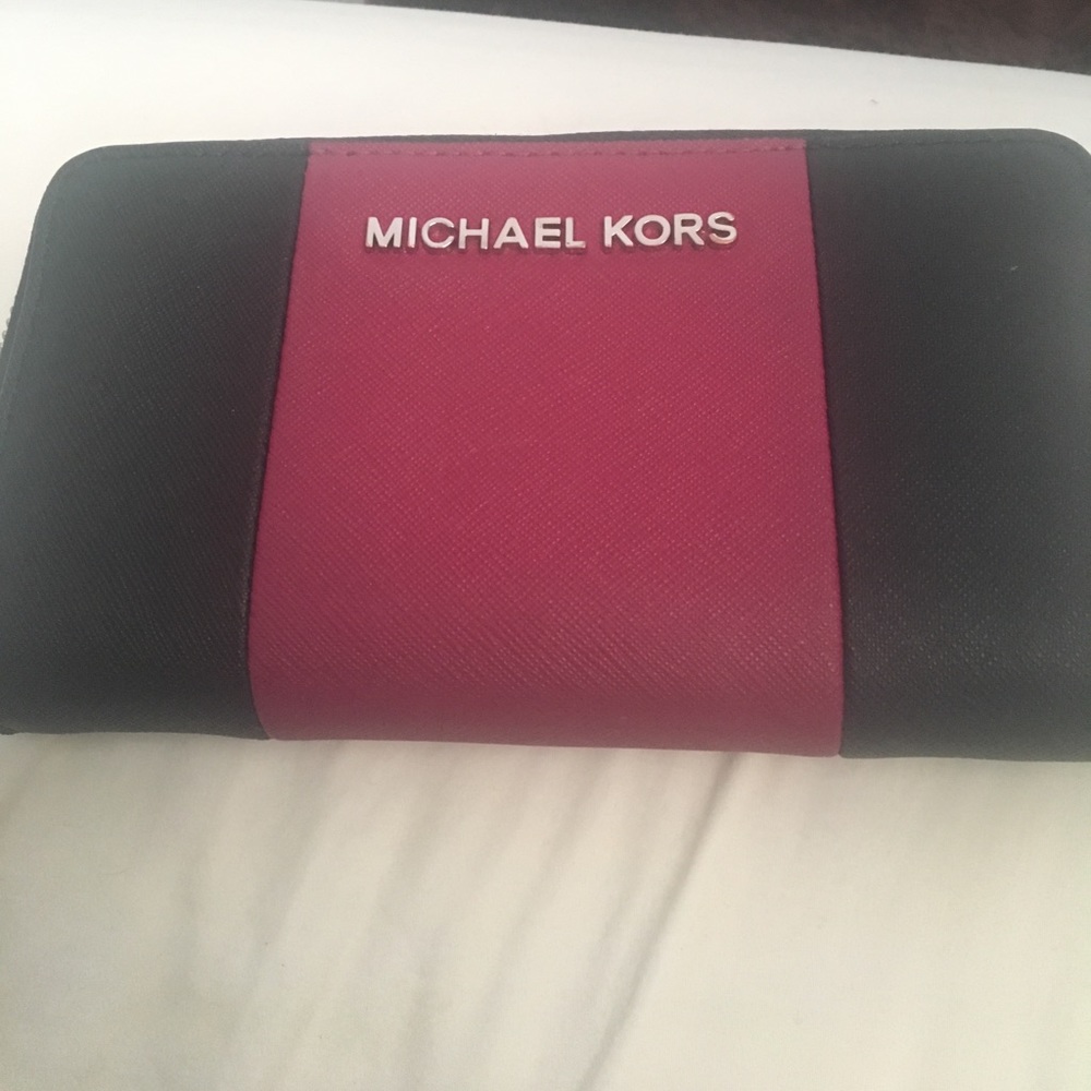 Mk wristlet authentic