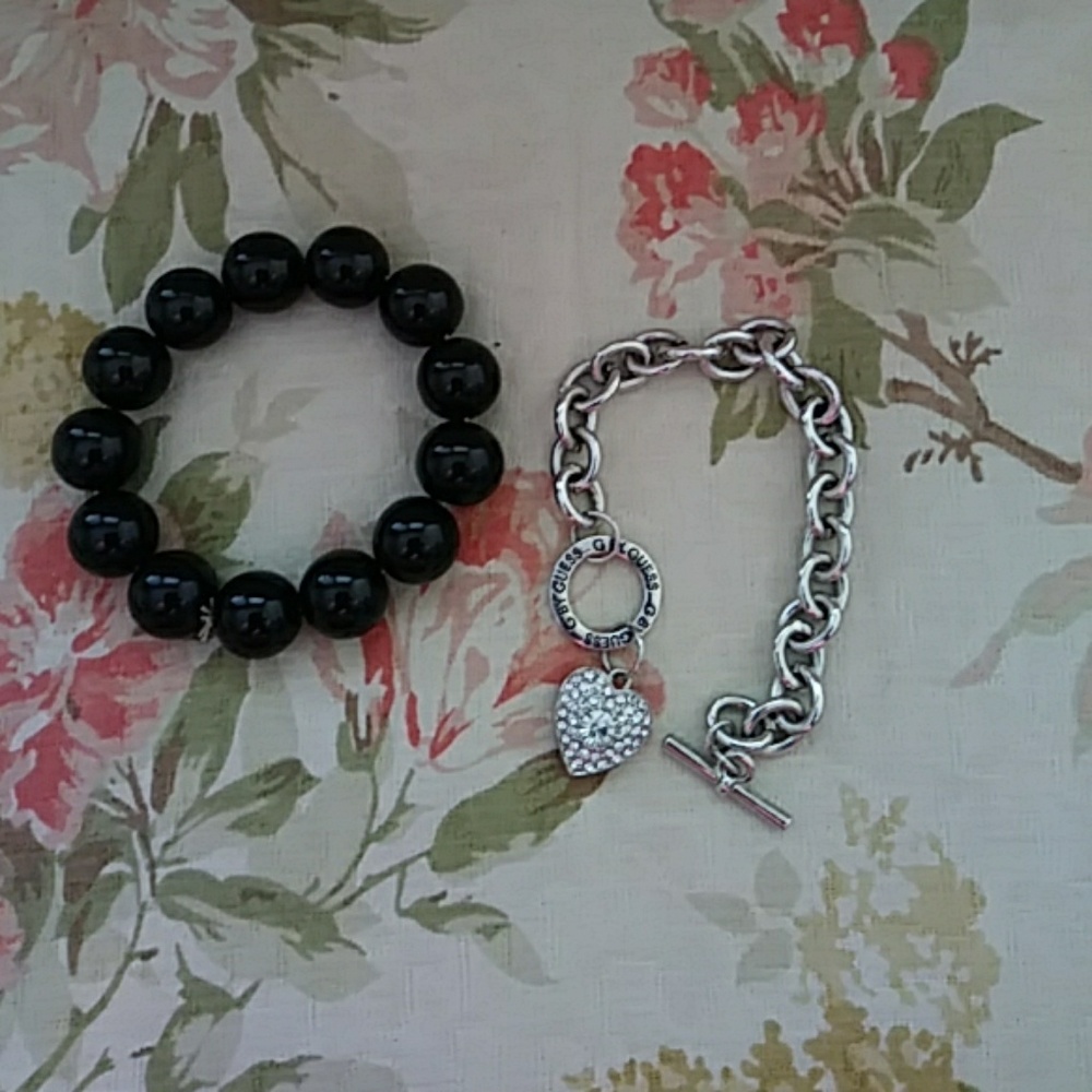 Bracelet silver is guess & beautiful set