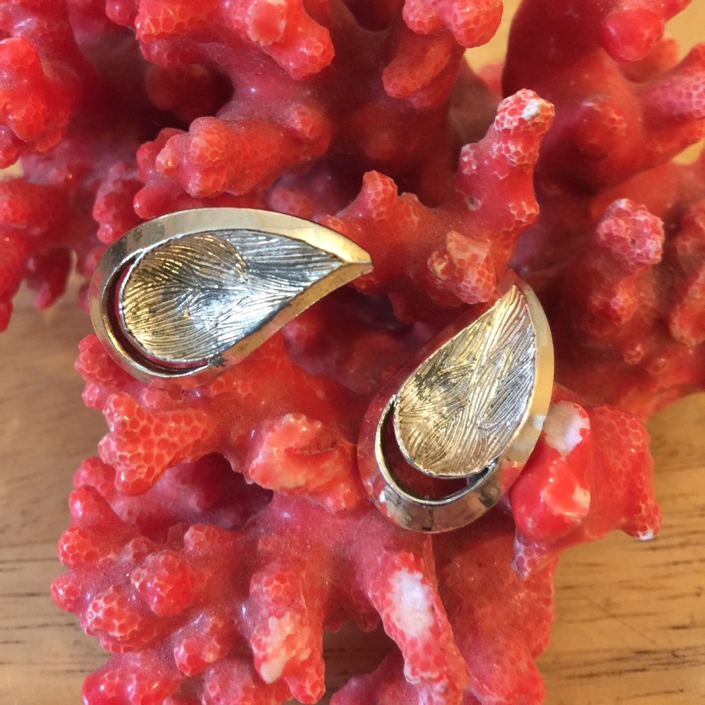 Vintage Cora screw back earring