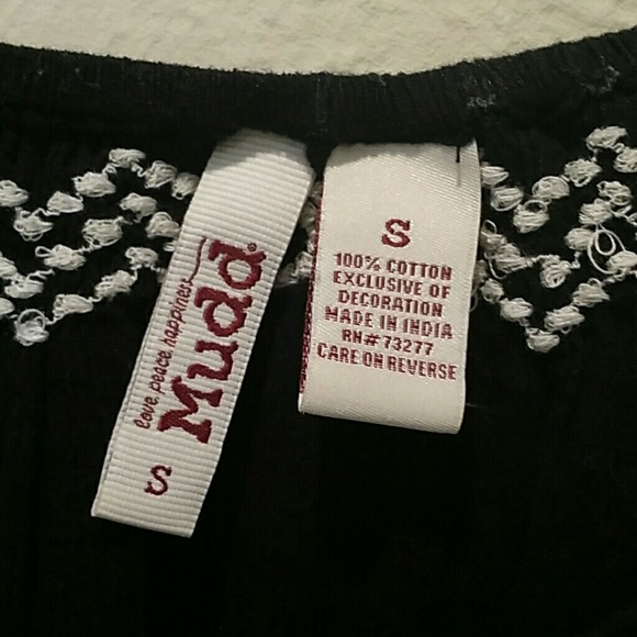 Black and White Top with 3 quater sleeves - Picture 2 of 4