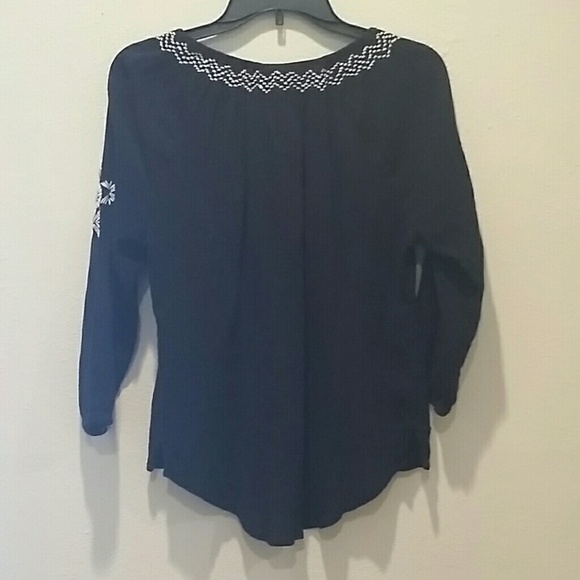 Black and White Top with 3 quater sleeves - Picture 3 of 4