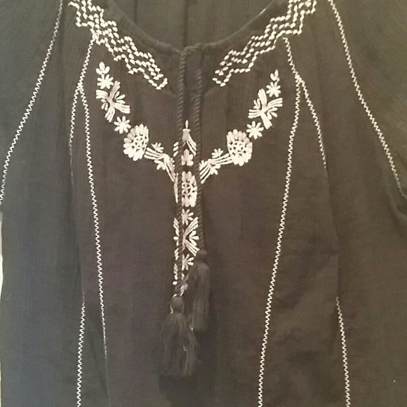 Black and White Top with 3 quater sleeves - Picture 4 of 4