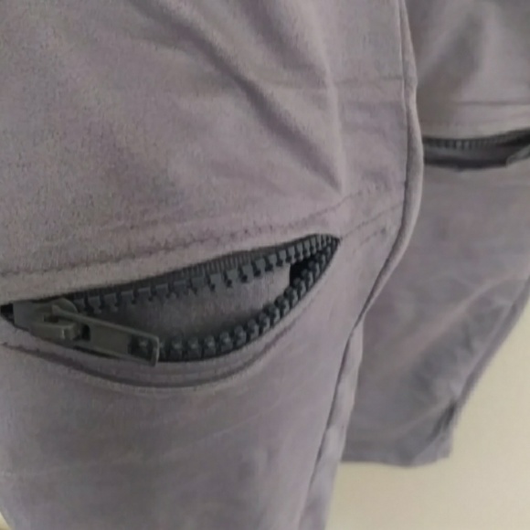 Suede Zippered leggings in gray - Picture 4 of 4