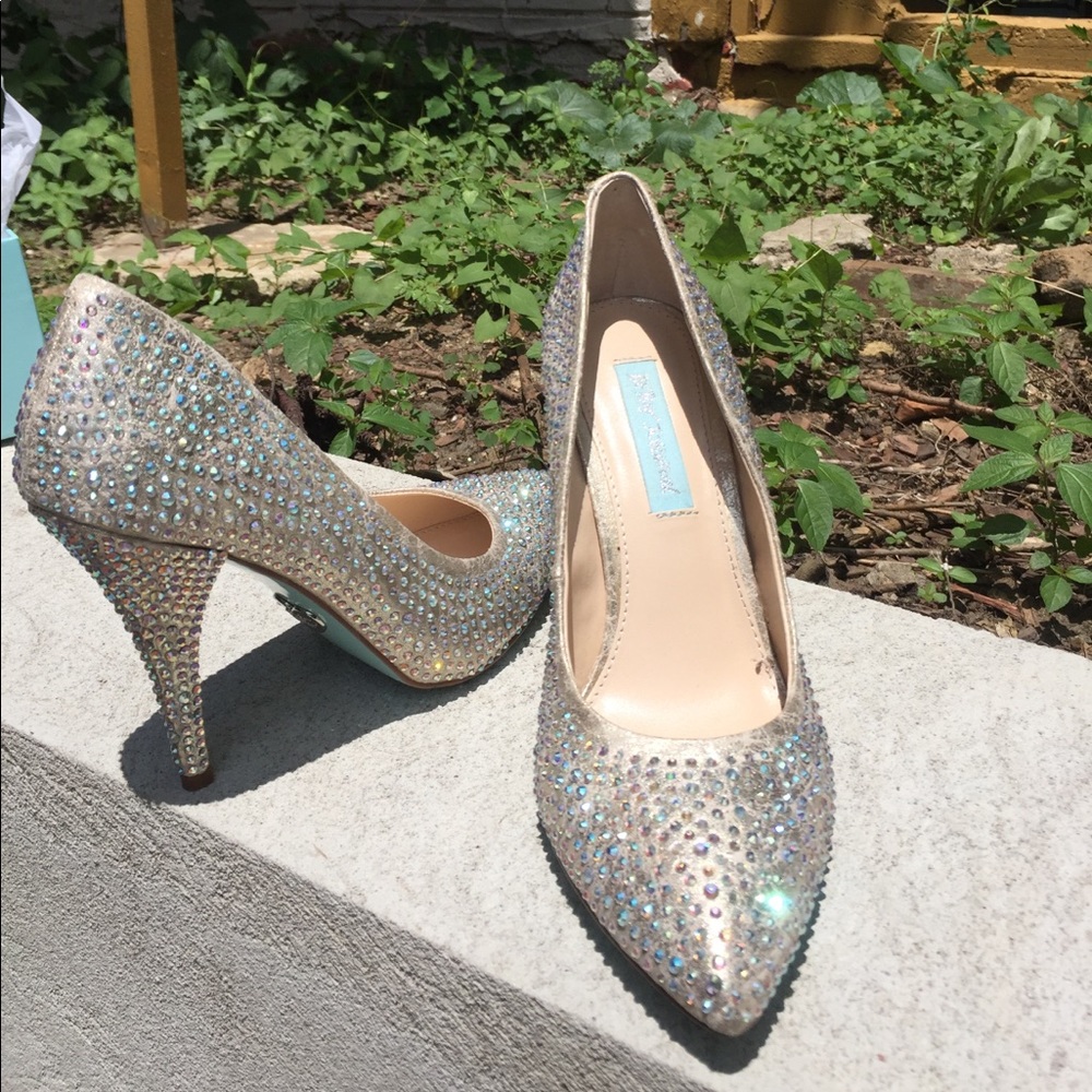 Shoes - Picture 3 of 4