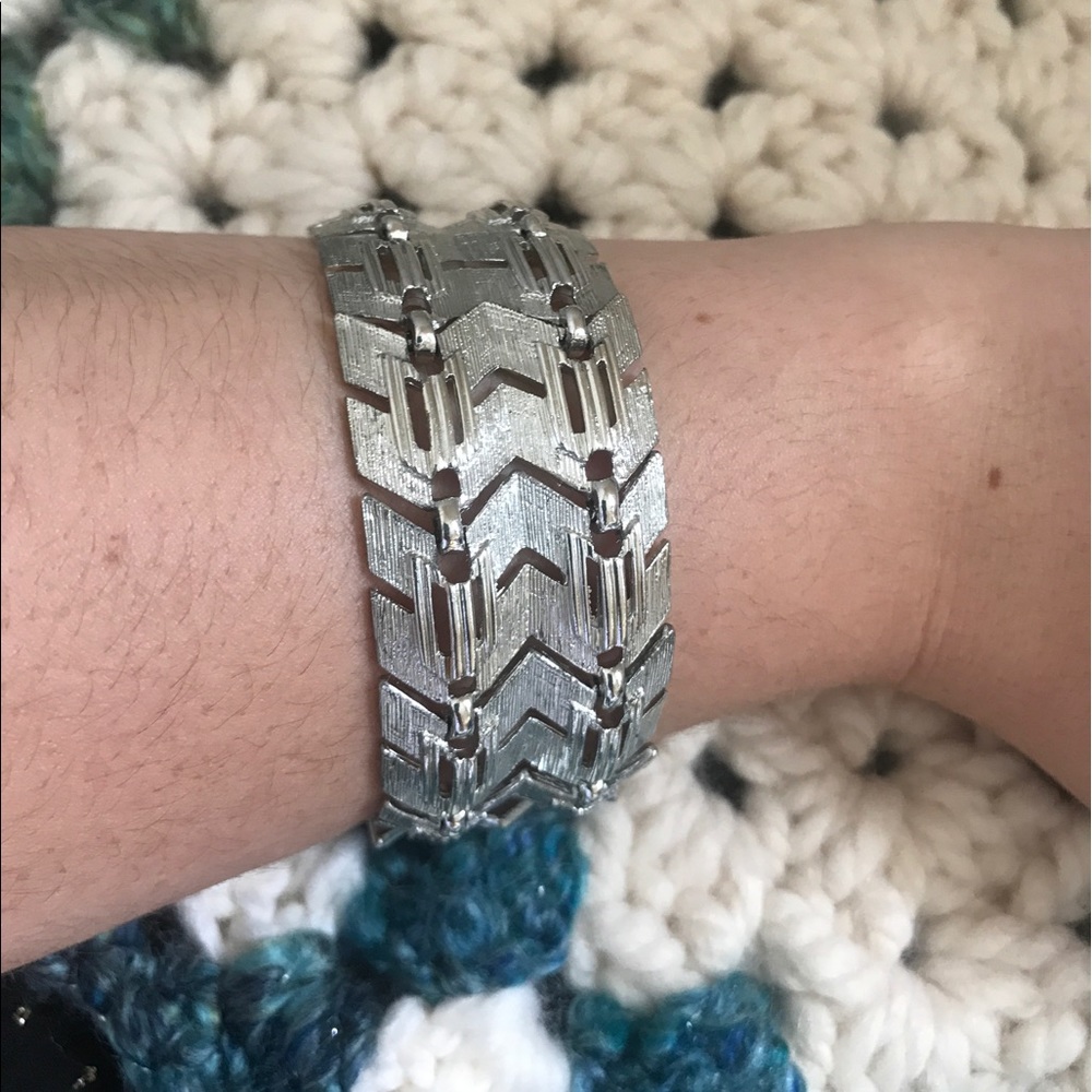 Metal Arrow Link Bracelet