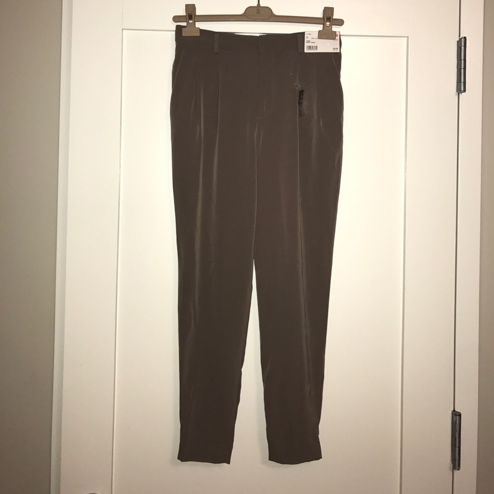 Tapered pleated jogger