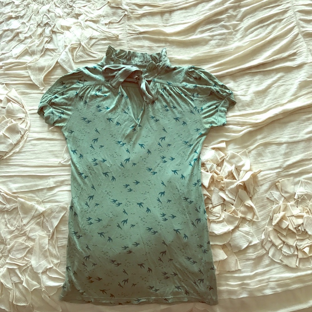 Green shirt with satin collar and bird print 🐦