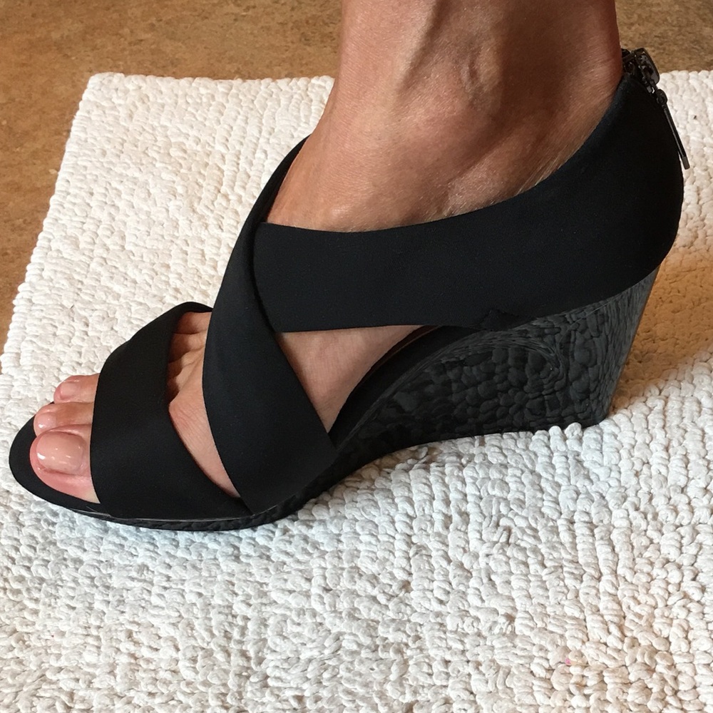 8 Donald J Pliner Black Strappy Wedges - Picture 8 of 8
