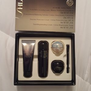 *New* Shiseido Future Solution LX Set