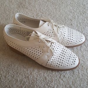 Off white/Cream perforated oxfords
