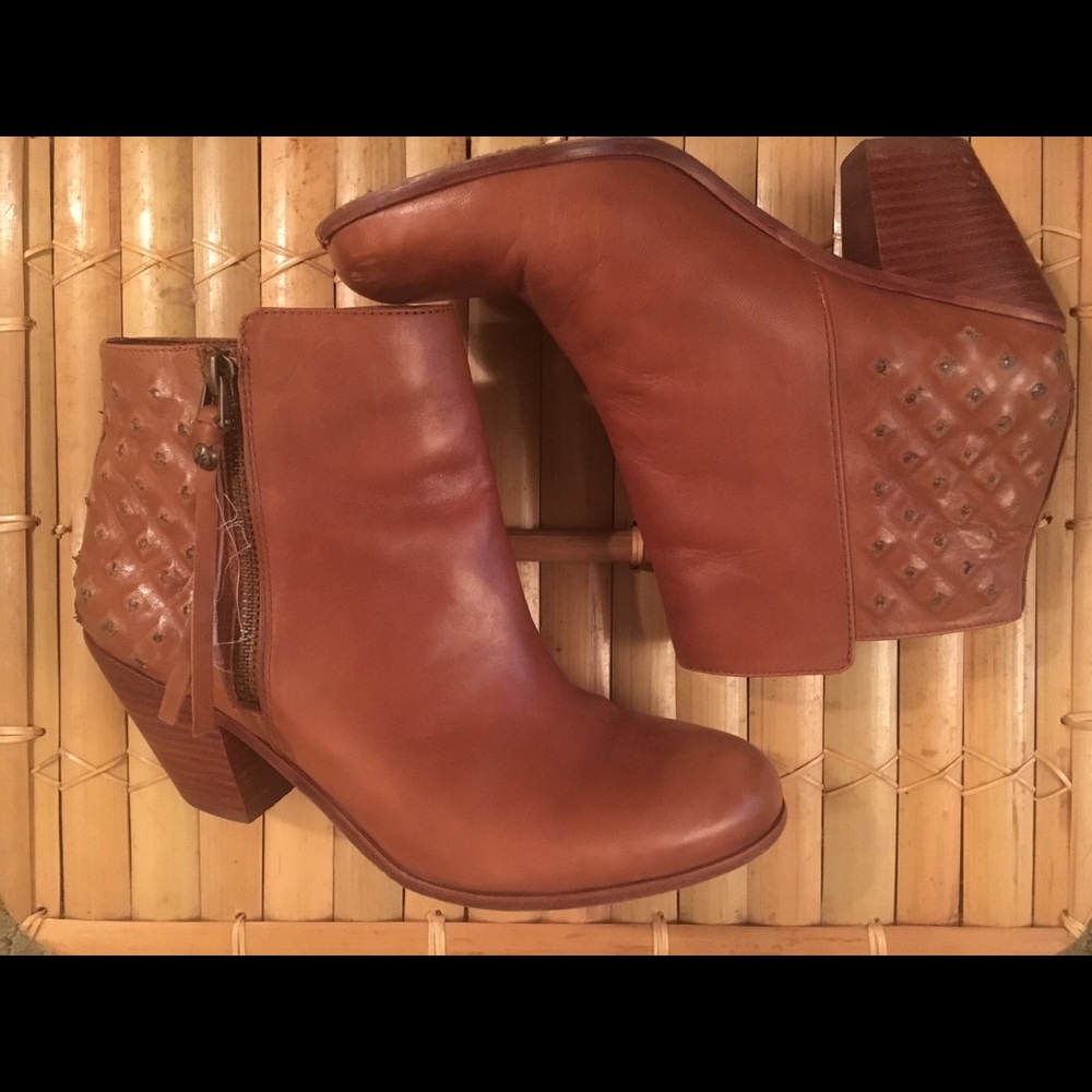 Camel booties