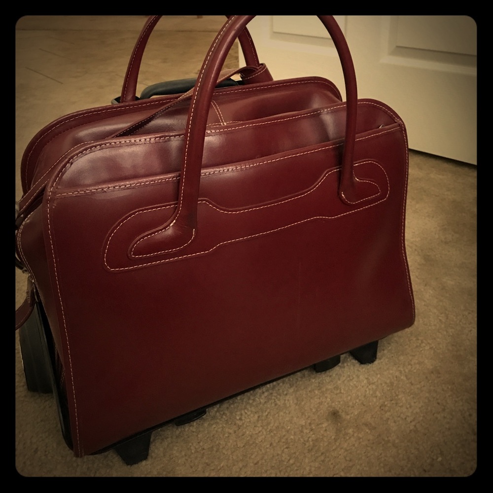 Briefcase that has removable wheels