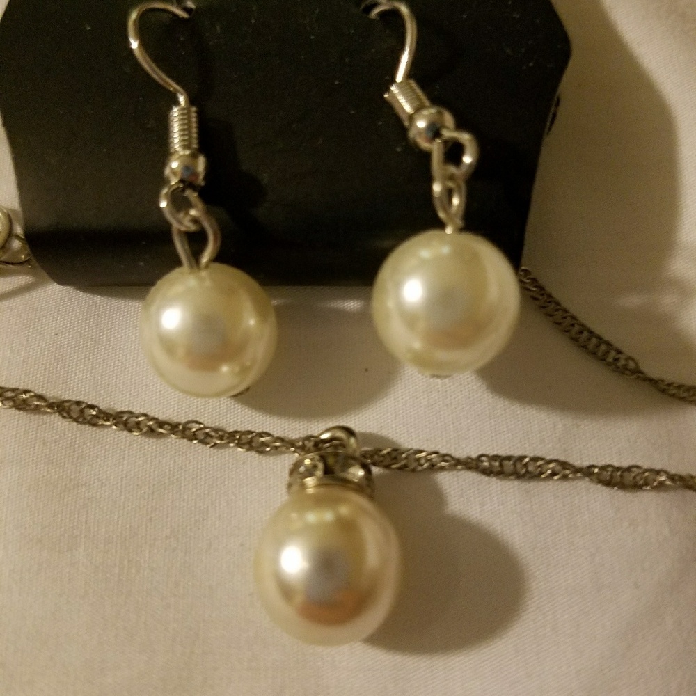 White faux pearl necklace & earrings set