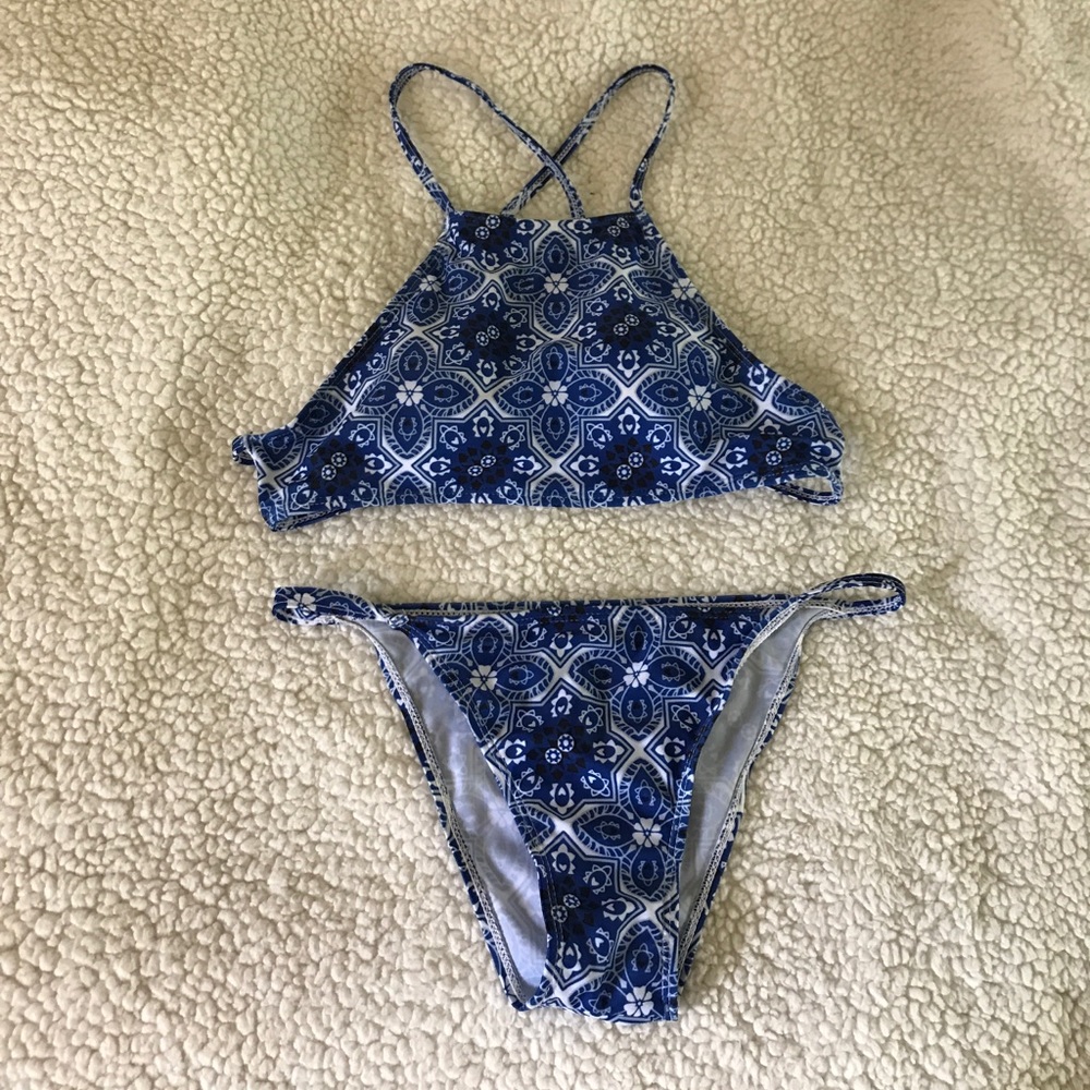 Never worn, super classy bikini set