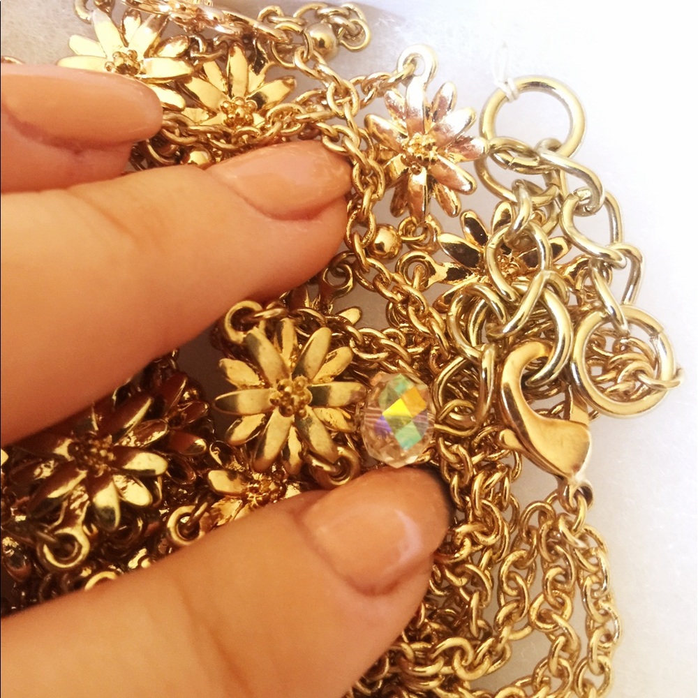 Gold daisy necklace 🔆
