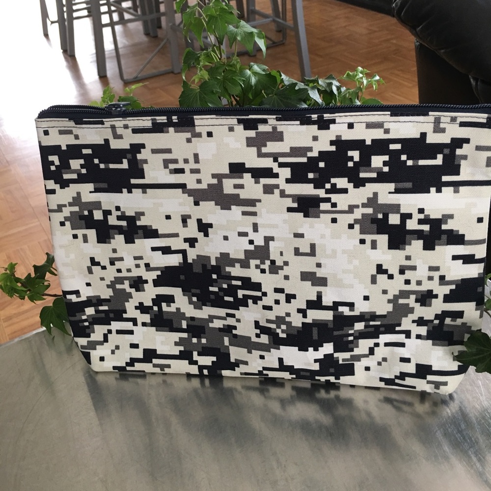 THIRTY ONE/ Large Pouch/NWOT